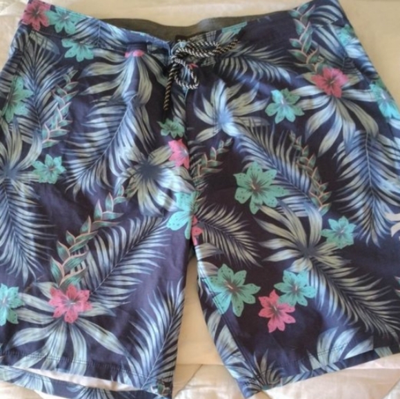Bundle of 2 Mens Bottoms - HeatGear Under Armour - Hurley Swim Trunks Sz 38 - Picture 6 of 7